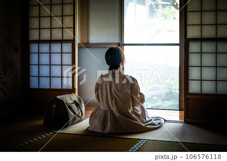 旅をする女性 旅をする女性 106576118