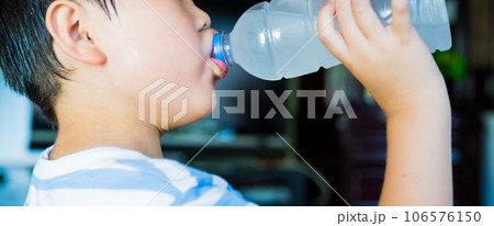 水分補給をする子供 106576150