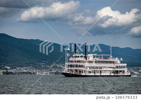 琵琶湖を航行する観光船ミシガン 106576333