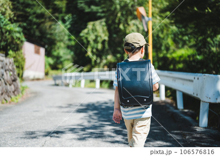 小学生の通学路 小学生の通学路 106576816