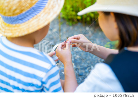 公園で遊ぶ親子 106576818