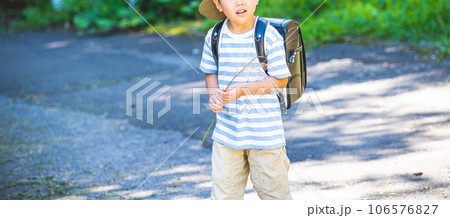 通学路を歩く小学生の男の子 106576827