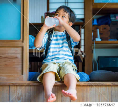 水分補給をする子供 水分補給をする子供 106576847
