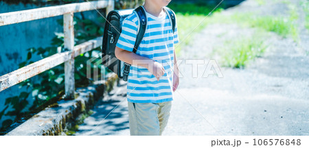 小学生の通学路 106576848