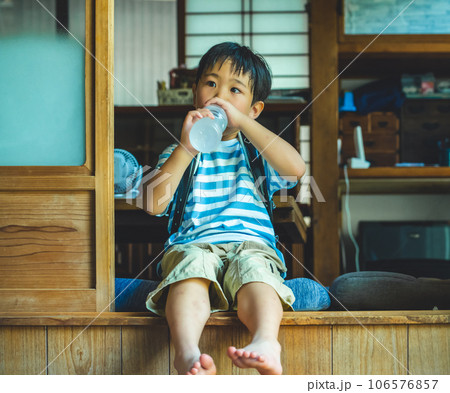 水分補給をする子供 水分補給をする子供 106576857