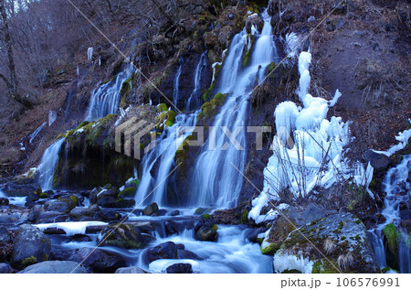 厳冬の吐竜の滝の流れ 106576991