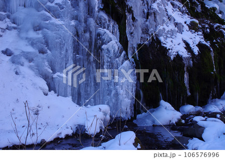 厳冬の小滝が作る氷の造形 106576996