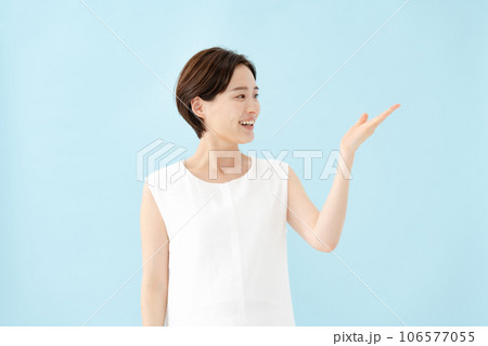 ビジネス 女性 手かざし 案内 ビジネス 女性 手かざし 案内 106577055