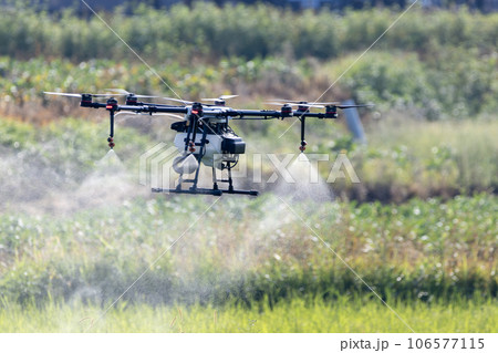 農薬散布するドローン 106577115