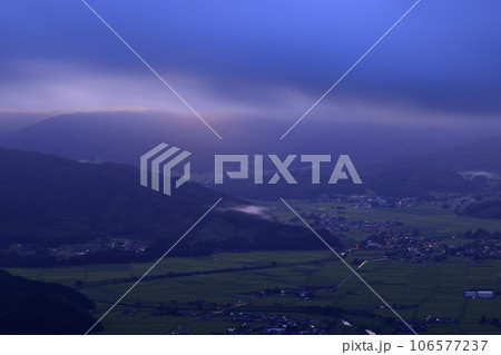 岩手県遠野市　夜明けの風景 106577237