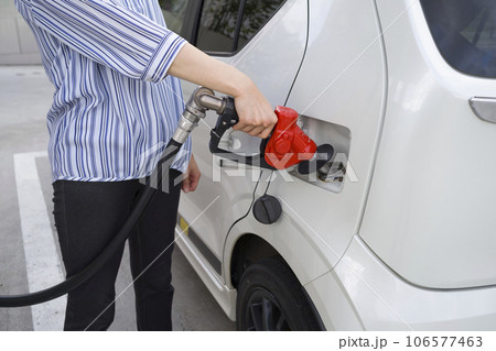 ガソリンスタンドで車に給油する人 106577463