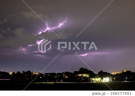 落雷　雷　夜空　夏イメージ 106577481
