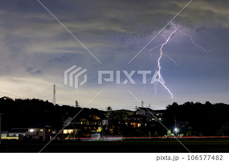 落雷　雷　夜空　夏イメージ 106577482