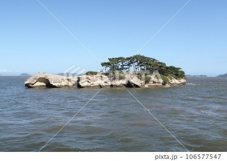 松島湾めぐりの船から見える島 松島湾めぐりの船から見える島 106577547