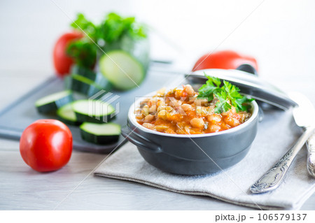 Cooked white beans with zucchini and other vegetables. 106579137