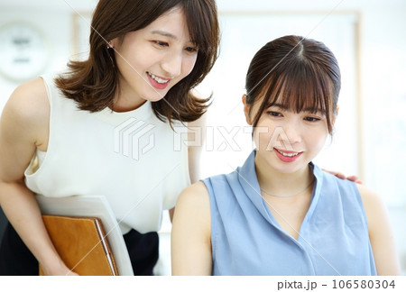 仲の良い先輩と後輩のイメージ 仲の良い先輩と後輩のイメージ 106580304
