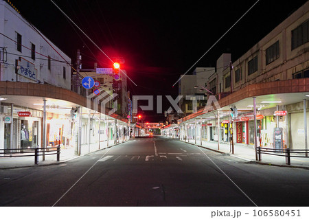 人通りも疎の夜の商店街 人通りも疎の夜の商店街 106580451