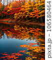 湖面に映る紅葉の秋 106580464