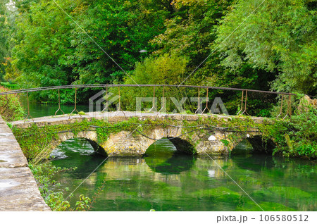 イギリスの原風景 バイブリーの石橋 イギリスの原風景 バイブリーの石橋 106580512