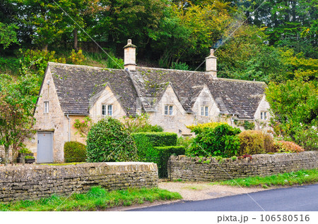 イギリスの原風景　石造りの家並みが残るバイブリー 106580516