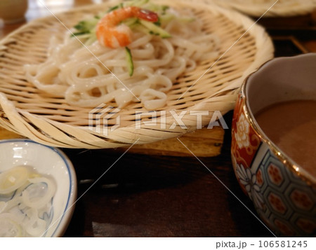 田舎で食べる夏野菜の冷たいうどん 田舎で食べる夏野菜の冷たいうどん 106581245