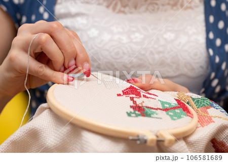 刺繍をする女性の手元の写真素材 [106581689] - PIXTA