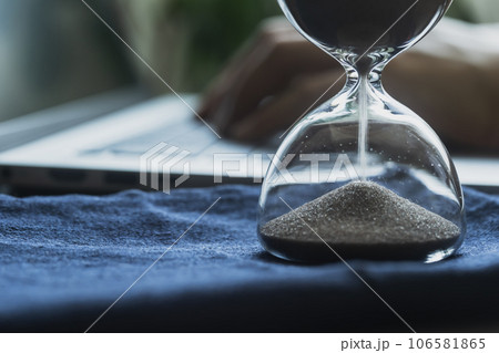 砂時計とノートパソコン　労働時間のイメージ素材 106581865