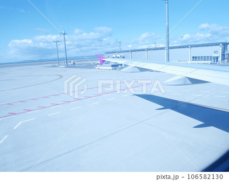 離陸前の飛行機から見える景色 離陸前の飛行機から見える景色 106582130