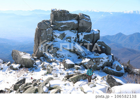 奥秩父の金峰山山頂の五丈岩と女性登山者 奥秩父の金峰山山頂の五丈岩と女性登山者 106582138