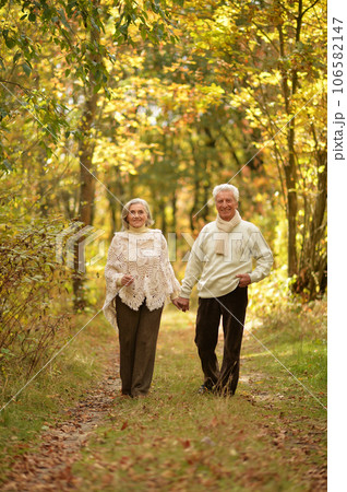 Elderly couple dance in the park in autumn. 106582147
