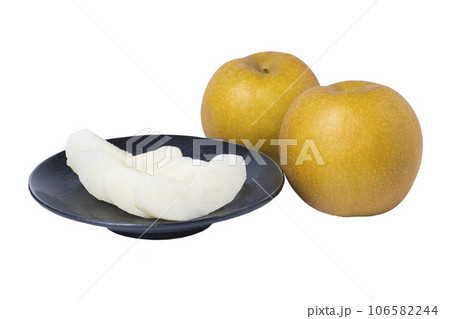 透明背景の切り分けられた梨の写真 赤梨 新甘泉 106582244
