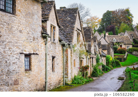 イギリスの原風景　石造りの家並みが残るバイブリー 106582260