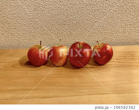 ベンチの上の姫林檎 106582382