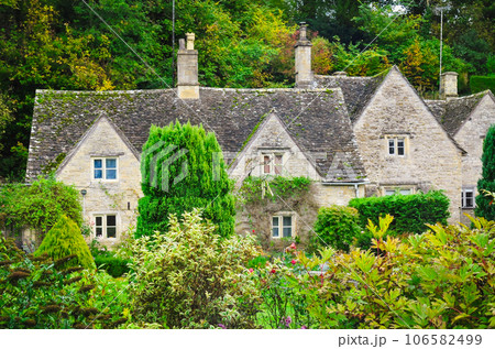 イギリスの原風景　石造りの家並みが残るバイブリー 106582499