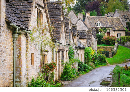 イギリスの原風景 石造りの家並みが残るバイブリー イギリスの原風景 石造りの家並みが残るバイブリー 106582501