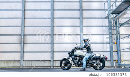 大型アメリカンバイクでツーリングに出発する男性 106583378