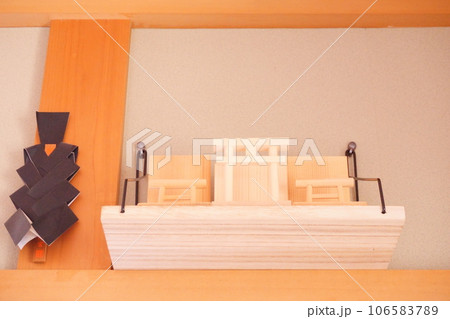 神棚の代用　壁掛け棚に置いたお札立て　11 106583789