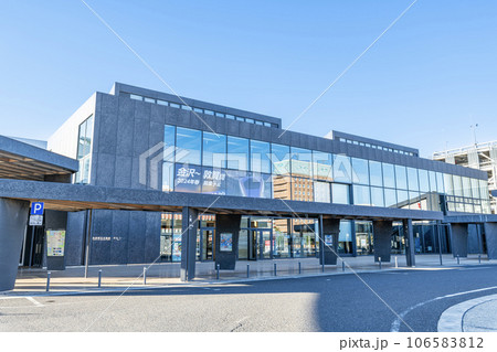 福井県敦賀市　晴天のJR敦賀駅 106583812