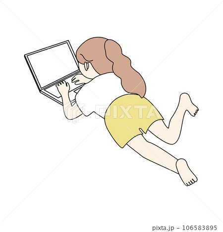 うつ伏せでパソコンする女の子 106583895