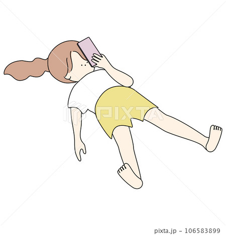 仰向けでスマホする女の子 106583899