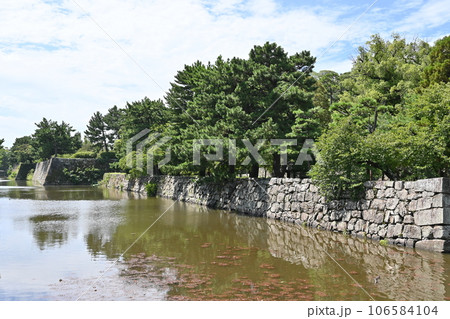 和歌山城の水堀と石垣 106584104