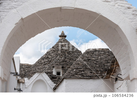 Typical pilled stone roof of a trullo in Alberobello, Southern Italy 106584236