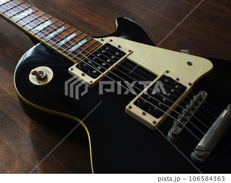 黒のオールドエレキギター_03 黒のオールドエレキギター_03 106584363