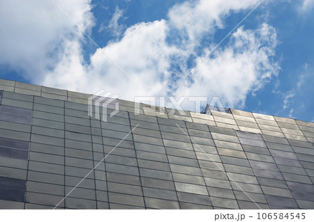 ビルの工事現場 106584545