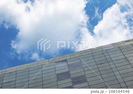 ビルの工事現場 106584546