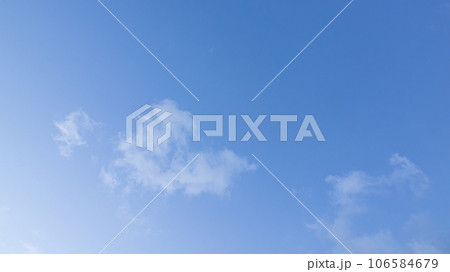 夕方の空に流れる雲 106584679