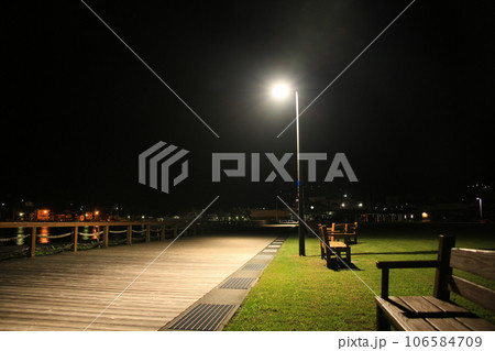 愛媛県八幡浜市 夜の八幡浜みなっとの風景 愛媛県八幡浜市 夜の八幡浜みなっとの風景 106584709