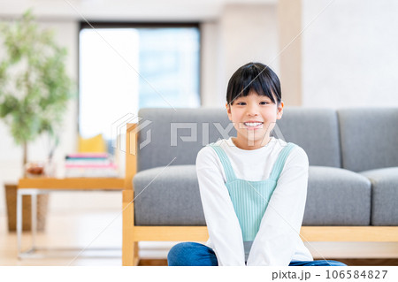 リビングでくつろぐ小学生の女の子。 リビングでくつろぐ小学生の女の子。 106584827