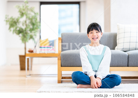リビングでくつろぐ小学生の女の子。 106584848