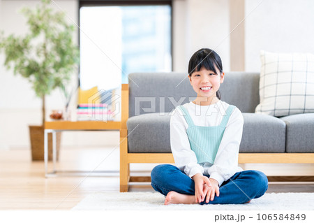 リビングでくつろぐ小学生の女の子。 106584849